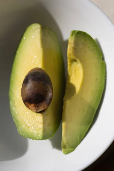 Die Avocado Auf Dem Teller Eine Gute Quelle Für Gesundes — Stockfoto
