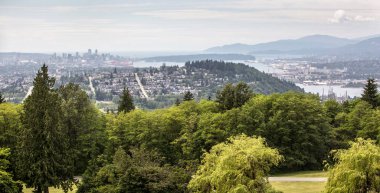 Burnaby Mountain Park gündüz, yaz kentsel görünümünden Vancouver