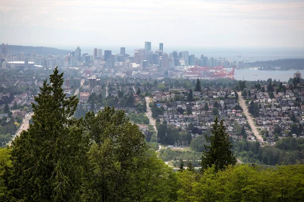 Burnaby dağ gündüz, yaz kentsel görünümünden Vancouver
