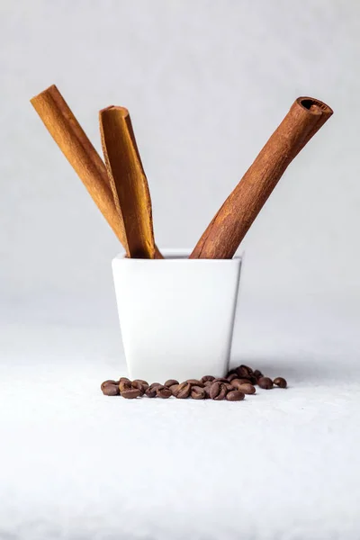 White Potter Glass Cinnamon Sticks Surrounded Coffee Beans White Background — Stock Photo, Image