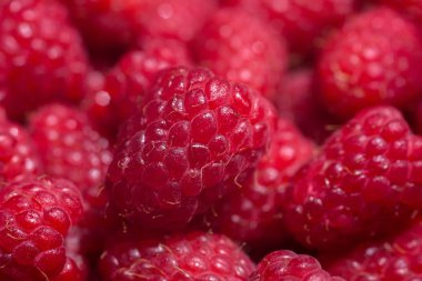 makro kırmızı tatlı ahududu arka plan bulanık ile yakından