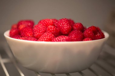 tatlı olgun ahududu buzdolabının rafında beyaz kase