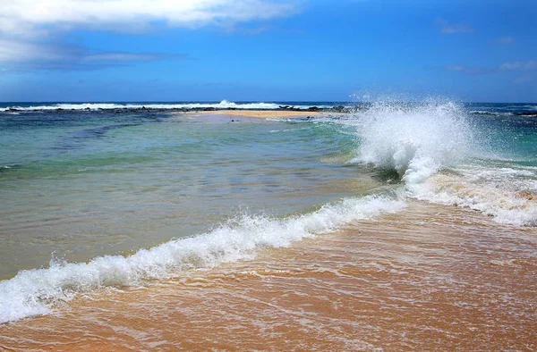 Las Cálidas Olas Playa Arena Kauai Hawai —  Fotos de Stock