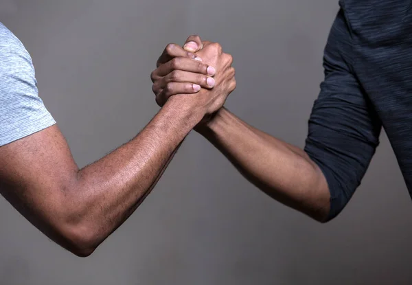 Две Черные Руки Запертые Застежку Символ Дружбы Братства Помощи Сотрудничества — стоковое фото
