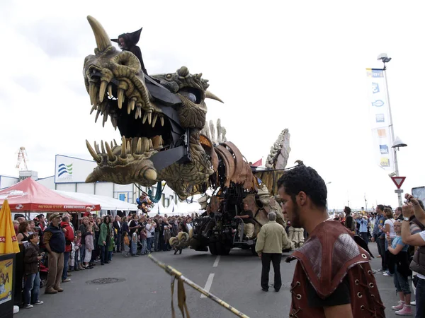 Brest França Julho 2008 Dragão Fumante Mecânico Gigante Com Acrobatas — Fotografia de Stock