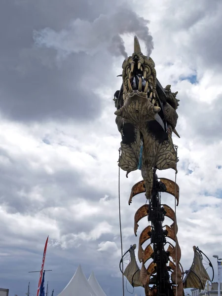 Brest France July 2008 Giant Mechanical Smoking Dragon Acrobats Driving — Stock Photo, Image