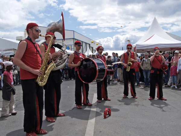 Brest, Fransa - 13 Temmuz 2008: La tantana tr kuyu, sokak rüzgar grup performans ve kalabalık sokakta Maritme Festival sırasında eğlenceli