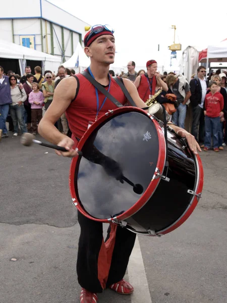 Brest, Fransa - 13 Temmuz 2008: La tantana tr kuyu, sokak rüzgar grup performans ve kalabalık sokakta Maritme Festival sırasında eğlenceli