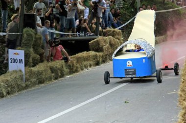 Zagreb, Hırvatistan - 12 Haziran 2011: Yüksek topuk yokuş aşağı Red Bull Soapbox üzerinde hız gezici