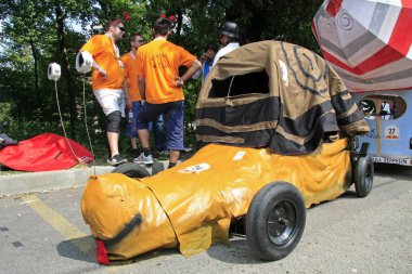 Zagreb, Hırvatistan - 12 Haziran 2011: Salyangoz bolide ve Red Bull Soapbox üzerinde yarış takımı
