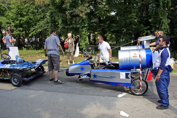 Zagreb, Hırvatistan - 12 Haziran 2011: yarış takımı Red Bull Soapbox üzerinde komik roket