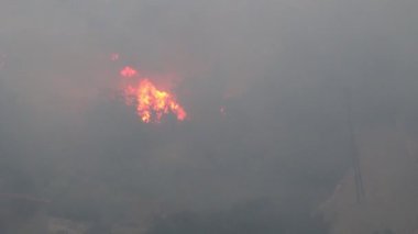 Zrnovnica, Split, Hırvatistan - 17 Temmuz 2017: Ormanı ve şehrin etrafındaki köyleri yakan büyük çaplı orman yangını