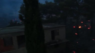 Zrnovnica, Split, Hırvatistan - 17 Temmuz 2017: Ormanı ve şehrin etrafındaki köyleri yakan büyük çaplı orman yangını