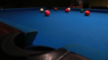 Orta deliğe bilardo atışı.