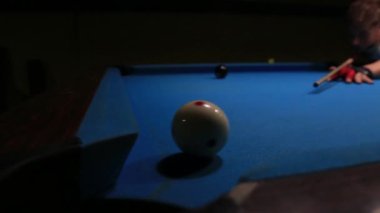 Köşedeki deliğe bilardo atışı.
