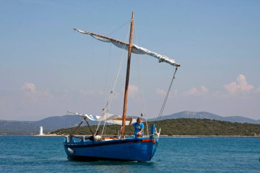 Betina, Hırvatistan - 15 Ağustos 2011: Latin yelkenli yarışı sırasında geleneksel ahşap yelkenli