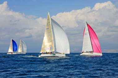Split, Vis, Hırvatistan - 17 Ekim 2010: Yarış sırasında renkli yelkenli yelkenliler - Vis