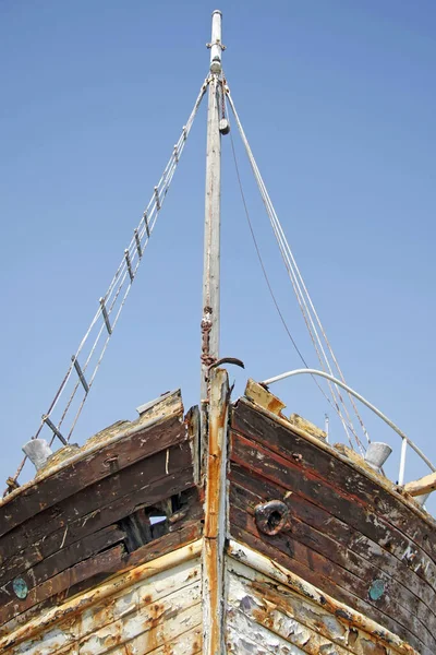 Ruined Bow Old Wooden Ship Which Paint Peels Ruined Mast — Stock Photo, Image