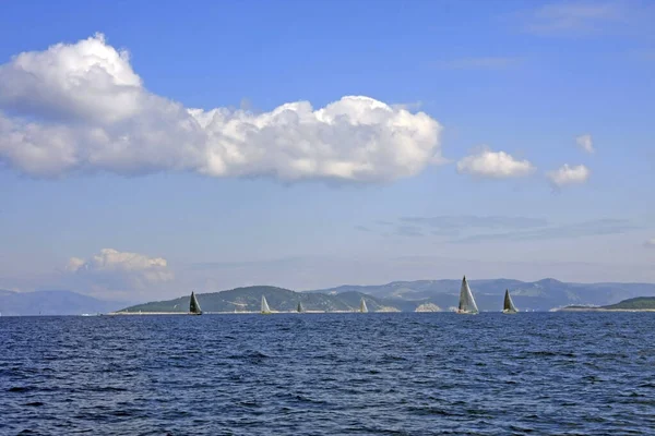 Морські Човни Горизонті Блакитним Небом Білими Хмарами Островом Задньому Плані — стокове фото