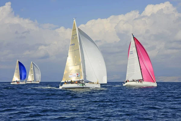 Split Vis Kroatien Oktober 2010 Segelbåtar Med Färgglada Segel Regattan — Stockfoto