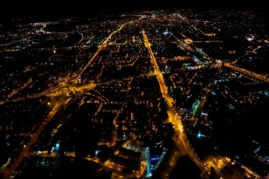Şehir ışıkları üzerinde gece uçuşu, Zagrep sokaklarının hava gece manzarası uçaktan alındı