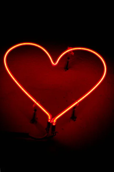 Corazón Rojo Brillante Luz Neón Colgando Pared — Foto de Stock