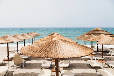 Tatil arka plan. Plaj şemsiyeleri ve deniz manzaralı.