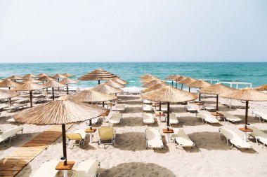 Tatil arka plan. Plaj şemsiyeleri ve deniz manzaralı.