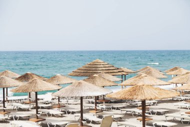 Tatil arka plan. Plaj şemsiyeleri ve deniz manzaralı.
