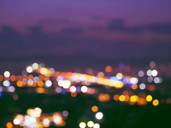 흔들거리는 도시의 불빛을 배경으로 Bokeh 배경으로 추상적 — 스톡 사진