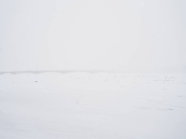 St. Petersburg kar fırtınasında Trinity Köprüsü.