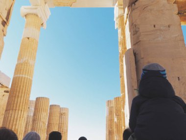 Atina, Yunanistan-Ocak 06 2019: insanlar gelir Akropolis'e dışarı çıkmak.