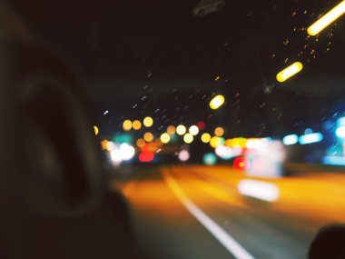 Yol ışıklar. Hareket seyahat ışık arka plan bulanık. Defocused bokeh ışıkları ile arka plan.
