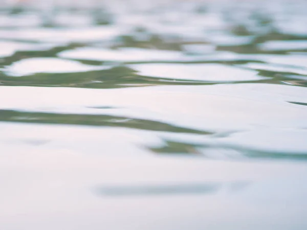 背景的海波。纯浅蓝色和绿色的水. — 图库照片