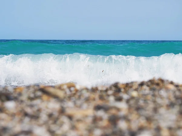 Pietre del mare e sfondo blu tempesta mare.Sunny giorno . — Foto Stock