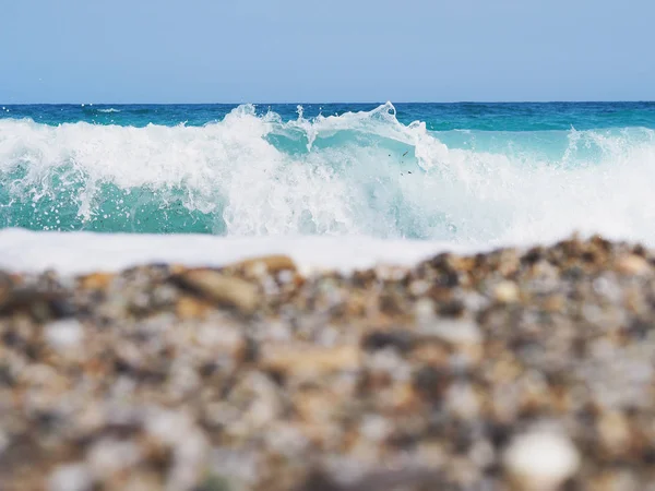 Piedras marinas y tormenta azul fondo del mar.Día soleado . — Foto de Stock
