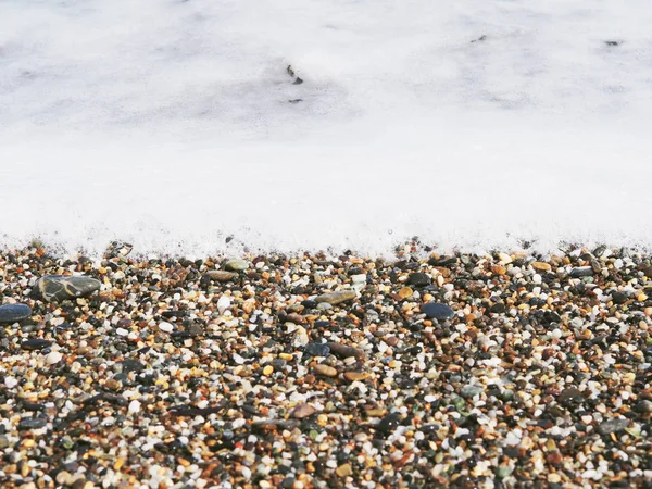 Pietre marine e sfondo di schiuma di mare.Sunny giorno . — Foto Stock