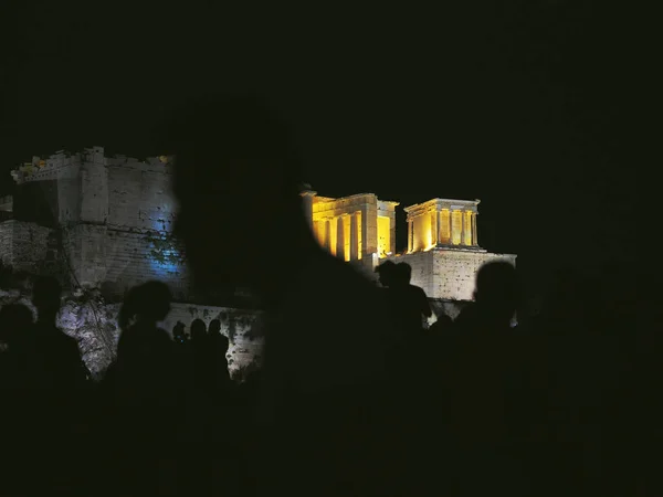 Silhouetten von Menschen auf dem Hintergrund des Parthenon.extra b — Stockfoto
