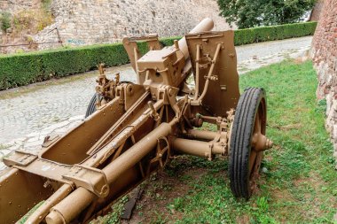 Belgrad askeri müzesinde Alman saha silahı sig 33