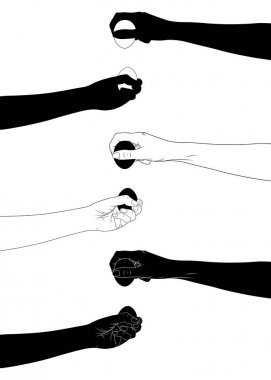 Paskalya yumurtalarını tutan eller beyazın üzerinde izole edilmiş.