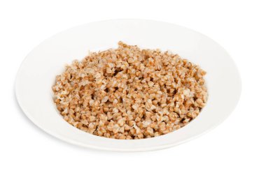 Beyaz tabakta kaynamış karabuğday beyaz zemin üzerinde izole