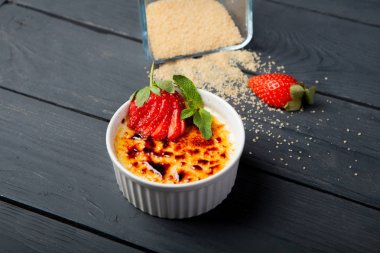 cathalana çilek ile krem