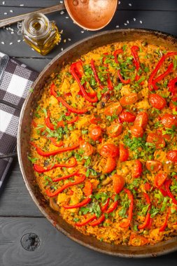Ahşap masa üzerinde tavada taze paella
