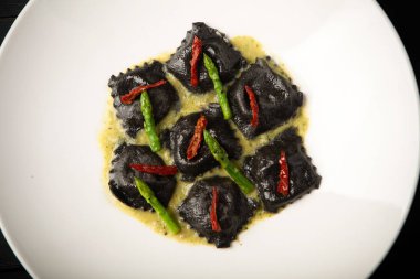 siyah ravioli brokoli ve kurutulmuş domates ile