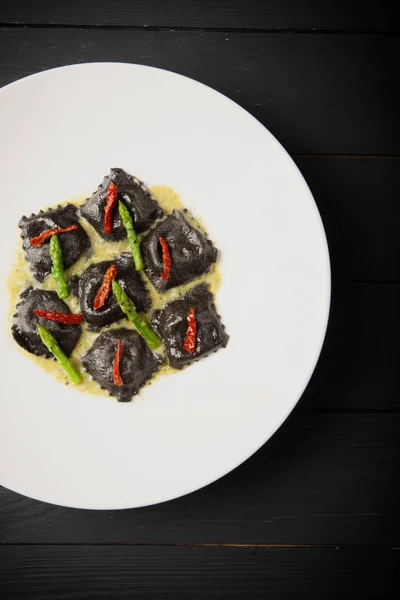 Ravioles Negros Con Brócoli Tomate Seco —  Fotos de Stock