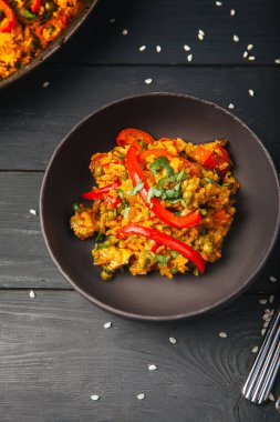 Ahşap masa üzerinde tavada taze paella