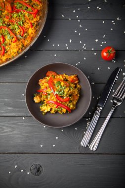 Ahşap masa üzerinde tavada taze paella