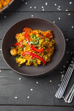 Ahşap masa üzerinde tavada taze paella