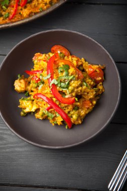 Ahşap masa üzerinde tavada taze paella