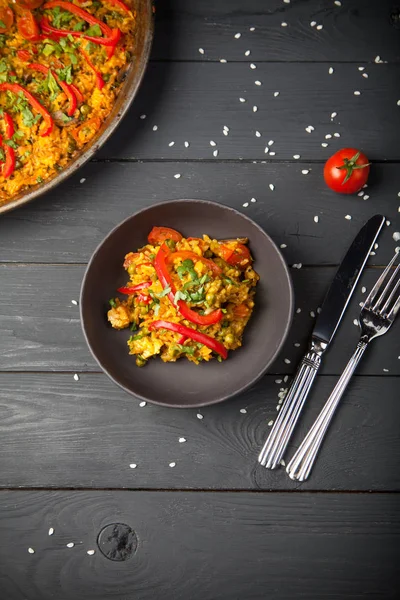 Ahşap masa üzerinde tavada taze paella